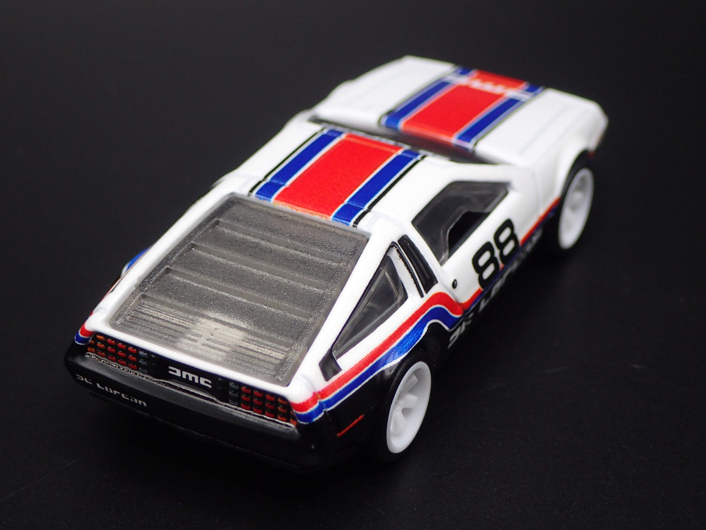 1981-1983 DMC DELOREAN WHITE 1:64 SCALE COLLECTIBLE DIORAMA DIECAST MODEL CAR