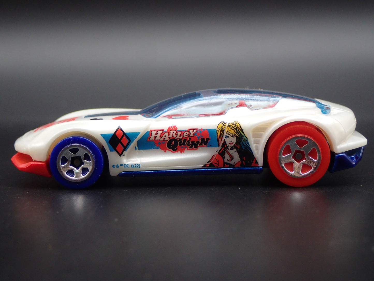 HARLEY QUINN BATMAN GAZELLA GT 1:64 SCALE COLLECTIBLE DIORAMA DIECAST MODEL CAR