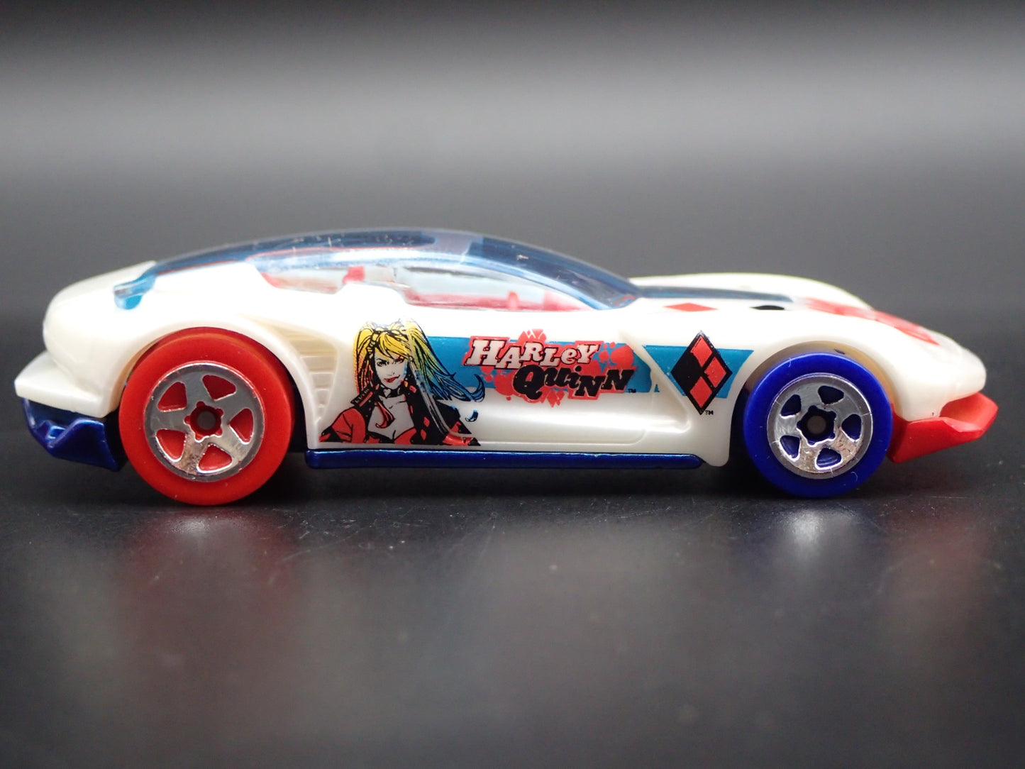 HARLEY QUINN BATMAN GAZELLA GT 1:64 SCALE COLLECTIBLE DIORAMA DIECAST MODEL CAR