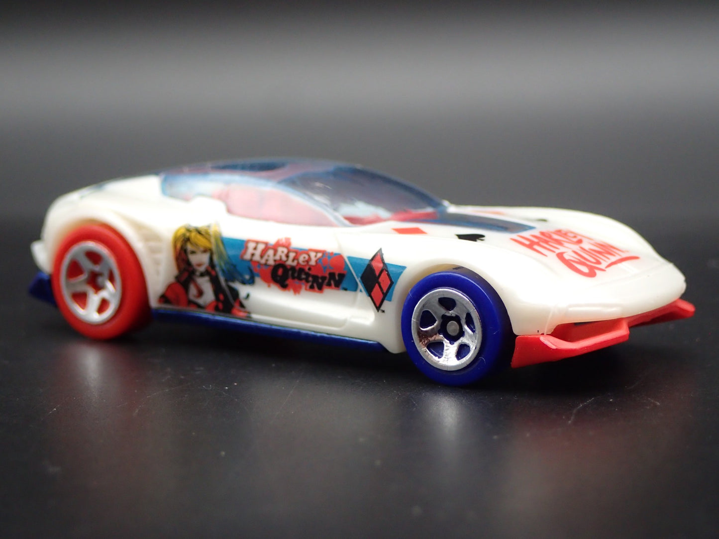 HARLEY QUINN BATMAN GAZELLA GT 1:64 SCALE COLLECTIBLE DIORAMA DIECAST MODEL CAR