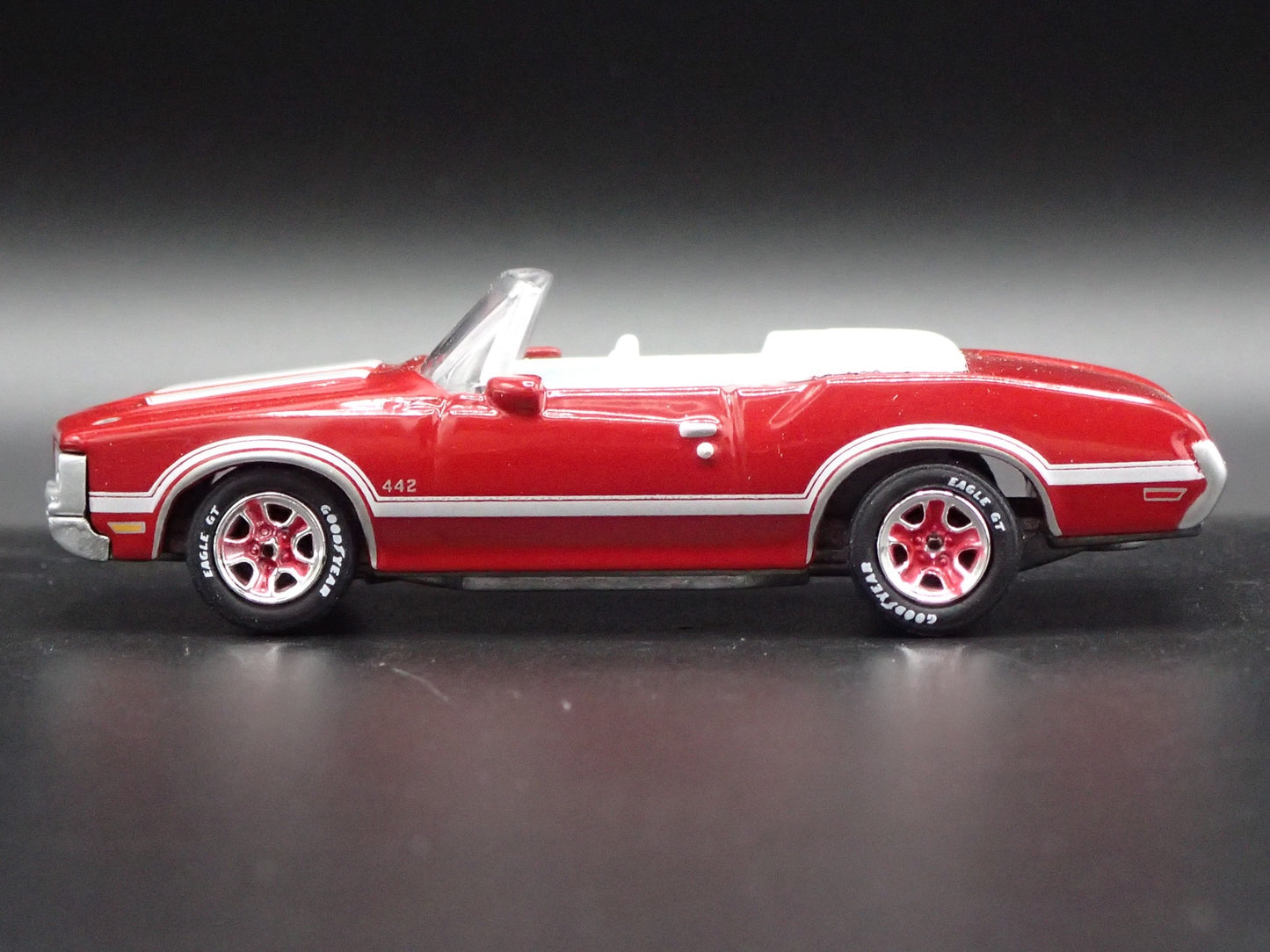 1970 70 OLDS OLDSMOBILE 442 CONVERTIBLE RED 1:64 SCALE DIORAMA DIECAST MODEL CAR