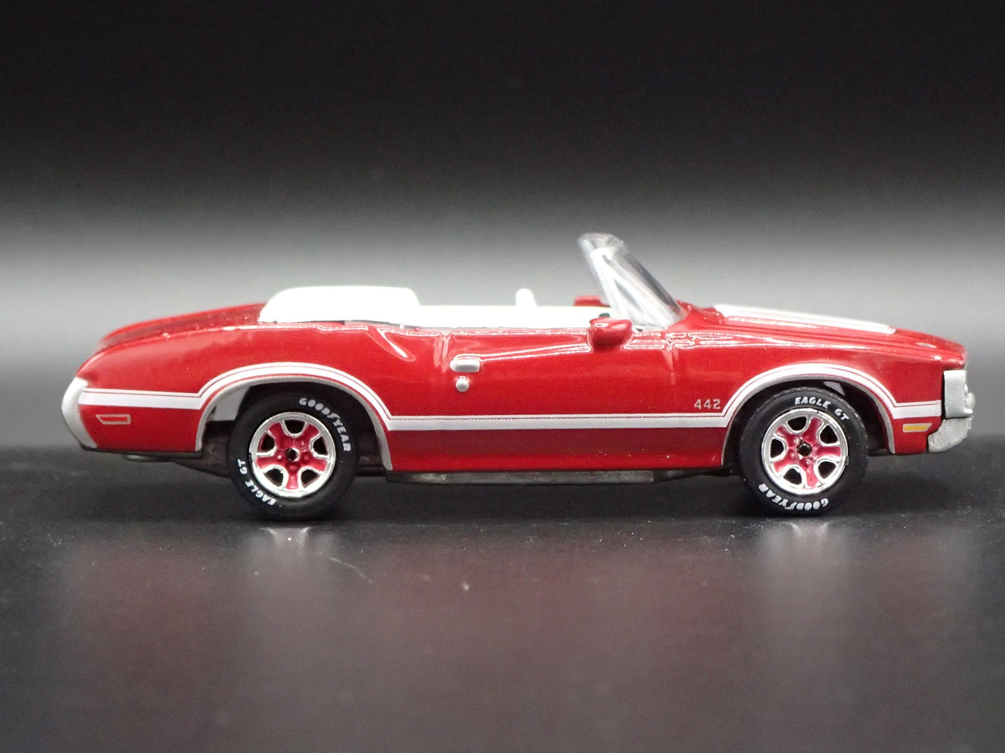 1970 70 OLDS OLDSMOBILE 442 CONVERTIBLE RED 1:64 SCALE DIORAMA DIECAST MODEL CAR