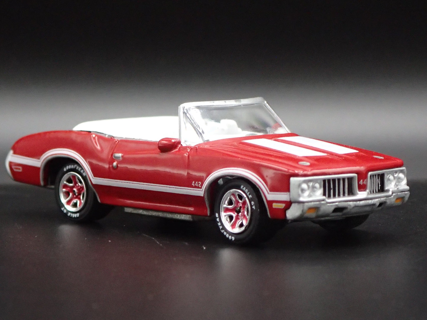1970 70 OLDS OLDSMOBILE 442 CONVERTIBLE RED 1:64 SCALE DIORAMA DIECAST MODEL CAR