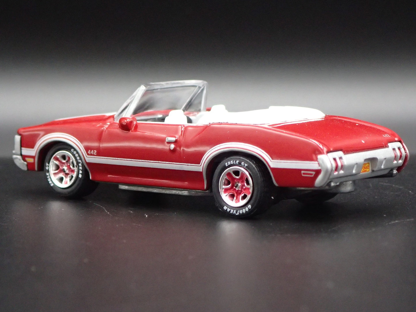 1970 70 OLDS OLDSMOBILE 442 CONVERTIBLE RED 1:64 SCALE DIORAMA DIECAST MODEL CAR