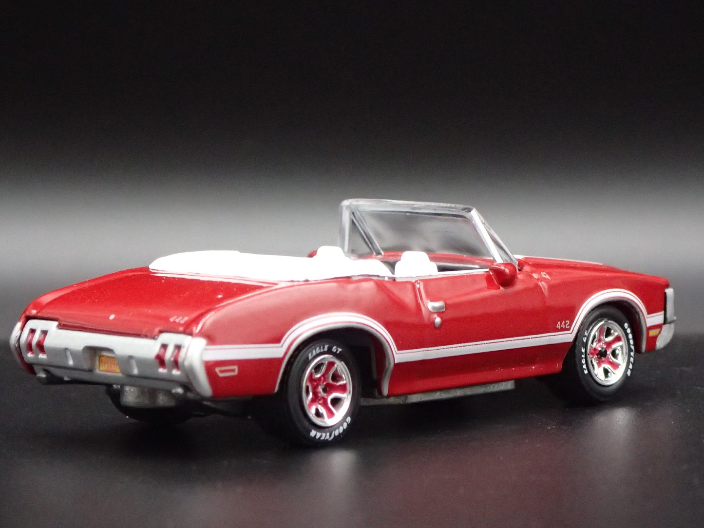 1970 70 OLDS OLDSMOBILE 442 CONVERTIBLE RED 1:64 SCALE DIORAMA DIECAST MODEL CAR