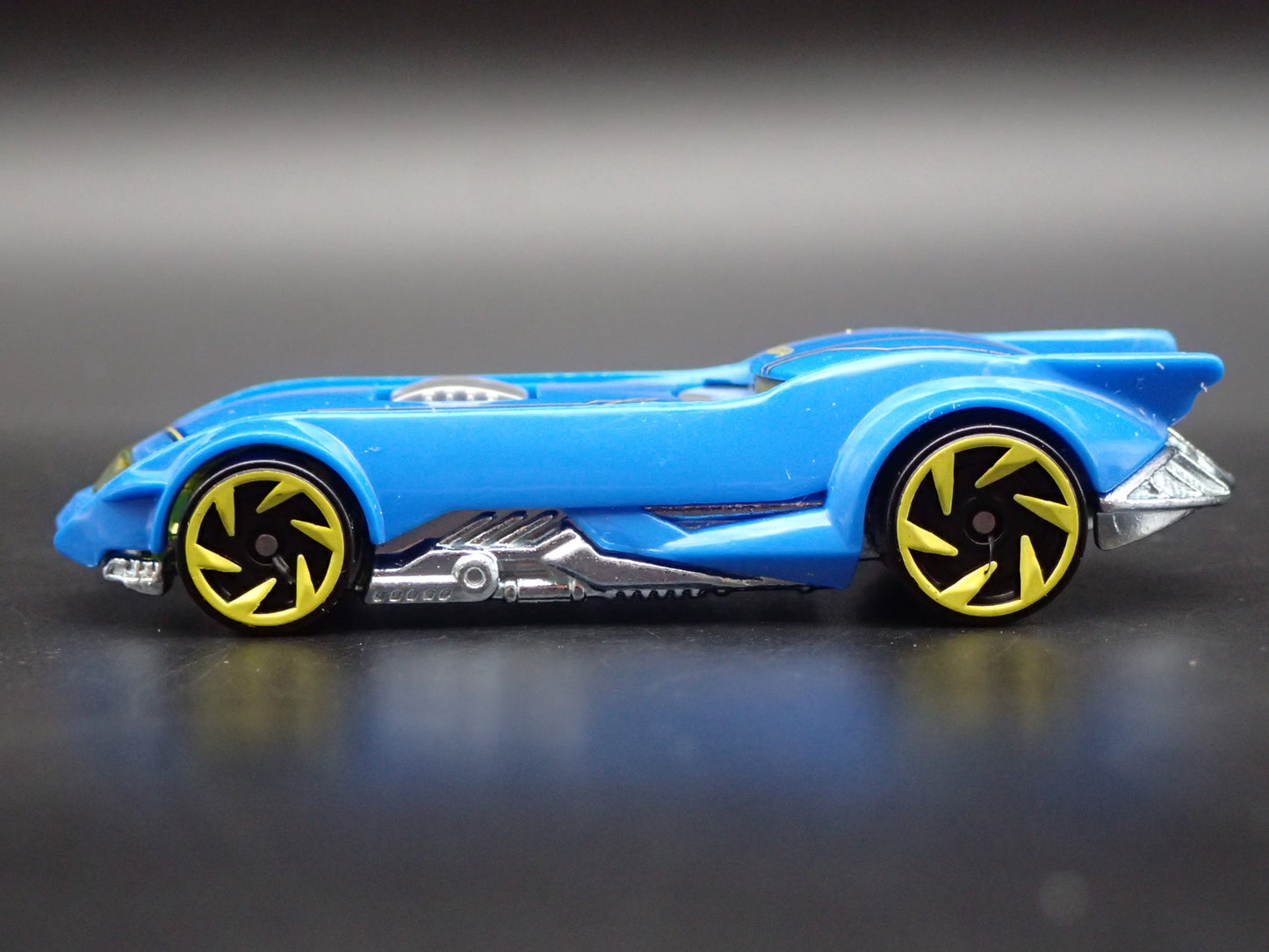 THE BATMAN BATMOBILE BLUE RARE 1:64 SCALE COLLECTIBLE DIORAMA DIECAST MODEL CAR