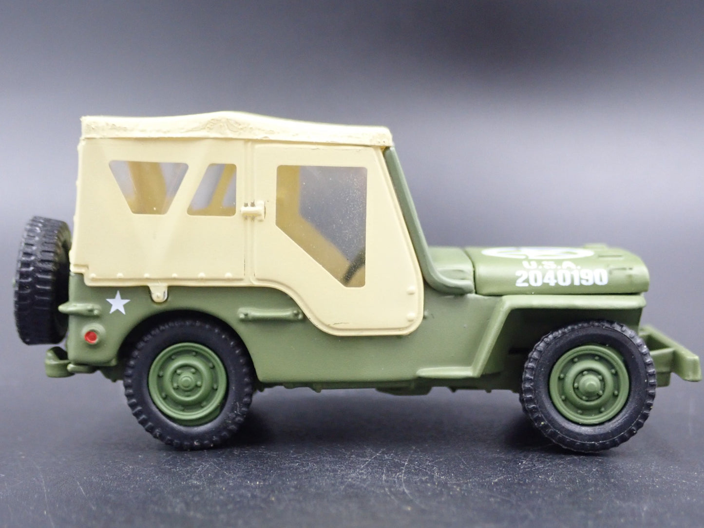 WWII WILLYS MB JEEP ARMY MILITARY GREEN 1:64 SCALE DIORAMA DIECAST MODEL CAR