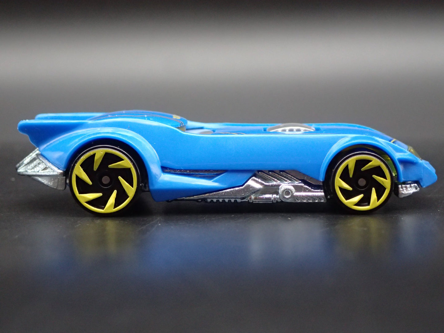 THE BATMAN BATMOBILE BLUE RARE 1:64 SCALE COLLECTIBLE DIORAMA DIECAST MODEL CAR