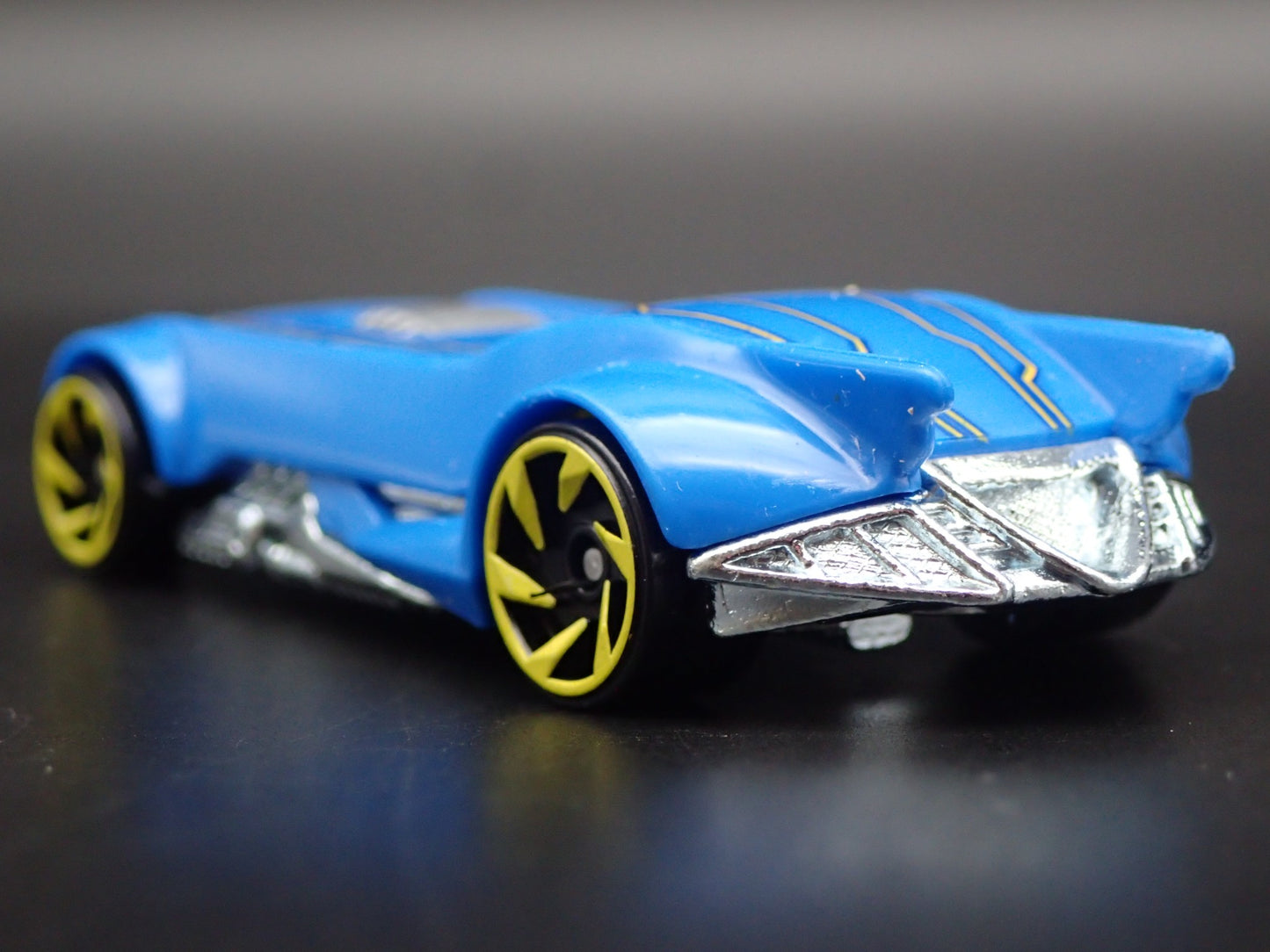 THE BATMAN BATMOBILE BLUE RARE 1:64 SCALE COLLECTIBLE DIORAMA DIECAST MODEL CAR