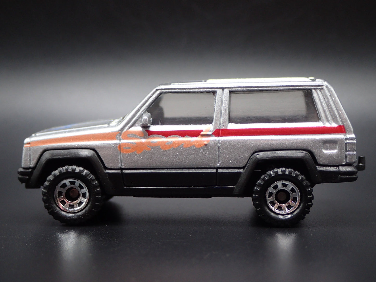 1984- 2001 JEEP CHEROKEE W/ HITCH 2 DOOR SILVER 1:64 SCALE DIECAST MODEL CAR