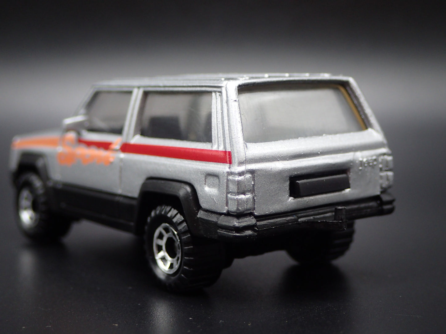 1984- 2001 JEEP CHEROKEE W/ HITCH 2 DOOR SILVER 1:64 SCALE DIECAST MODEL CAR