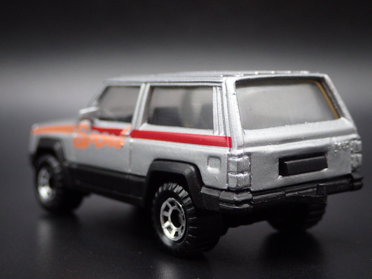 1984- 2001 JEEP CHEROKEE W/ HITCH 2 DOOR SILVER 1:64 SCALE DIECAST MODEL CAR