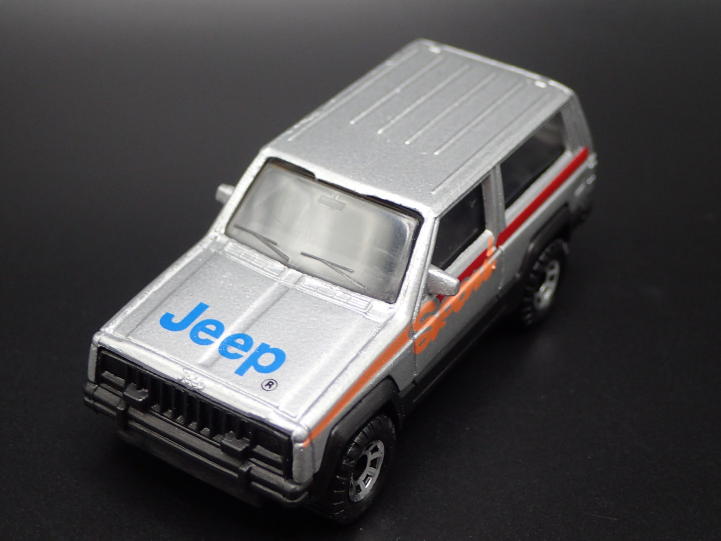 1984- 2001 JEEP CHEROKEE W/ HITCH 2 DOOR SILVER 1:64 SCALE DIECAST MODEL CAR