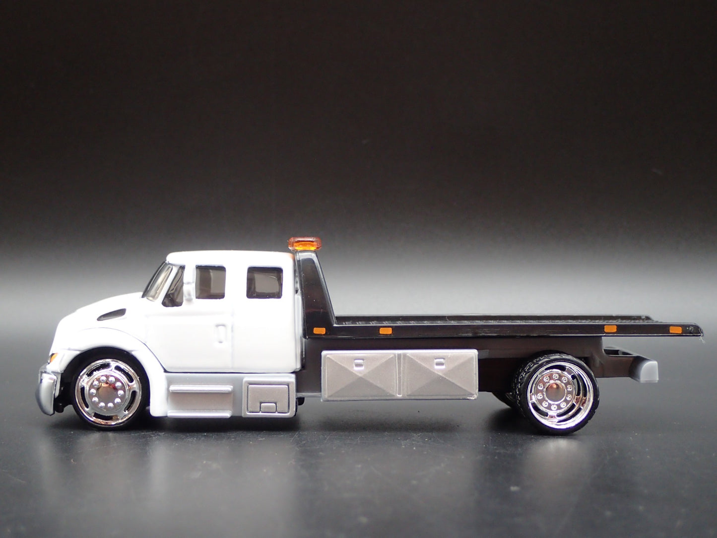 INTERNATIONAL DURASTAR FLATBED TOW TRUCK WRECKER 1/64 SCALE DIECAST MODEL CAR