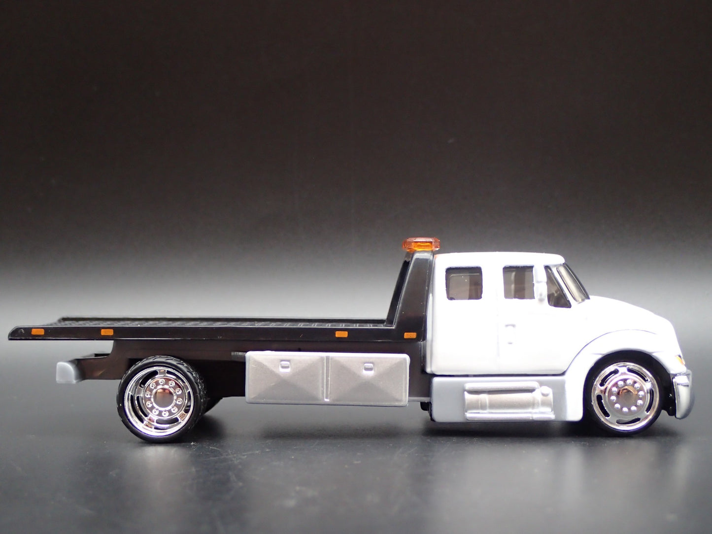 INTERNATIONAL DURASTAR FLATBED TOW TRUCK WRECKER 1/64 SCALE DIECAST MODEL CAR