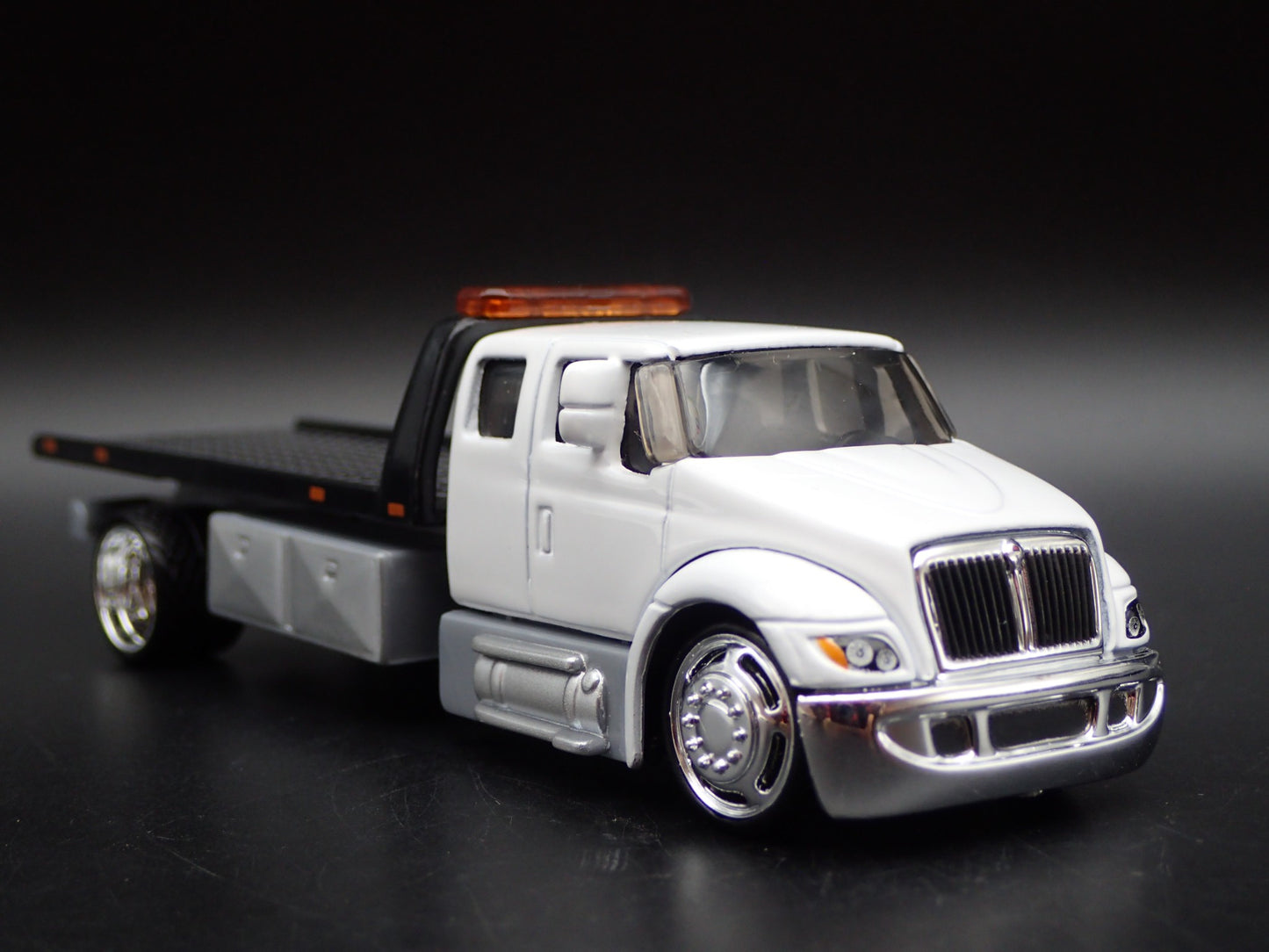 INTERNATIONAL DURASTAR FLATBED TOW TRUCK WRECKER 1/64 SCALE DIECAST MODEL CAR