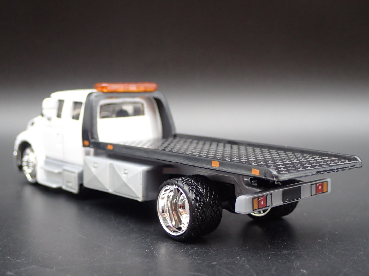 INTERNATIONAL DURASTAR FLATBED TOW TRUCK WRECKER 1/64 SCALE DIECAST MODEL CAR