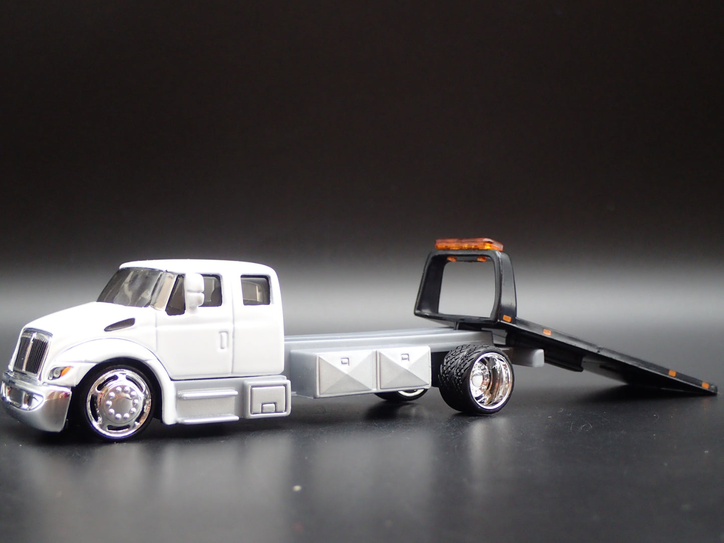INTERNATIONAL DURASTAR FLATBED TOW TRUCK WRECKER 1/64 SCALE DIECAST MODEL CAR