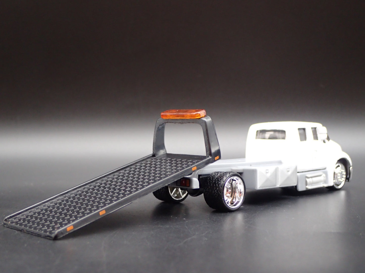 INTERNATIONAL DURASTAR FLATBED TOW TRUCK WRECKER 1/64 SCALE DIECAST MODEL CAR