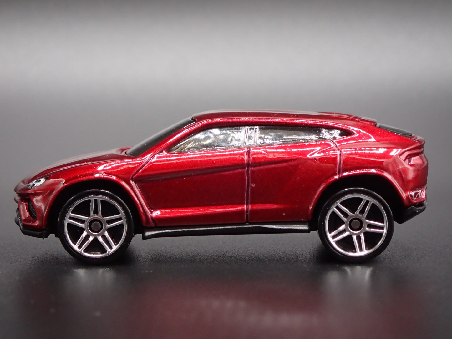 2018-2025 LAMBORGHINI URUS SUV 1:64 SCALE COLLECTIBLE DIORAMA DIECAST MODEL CAR