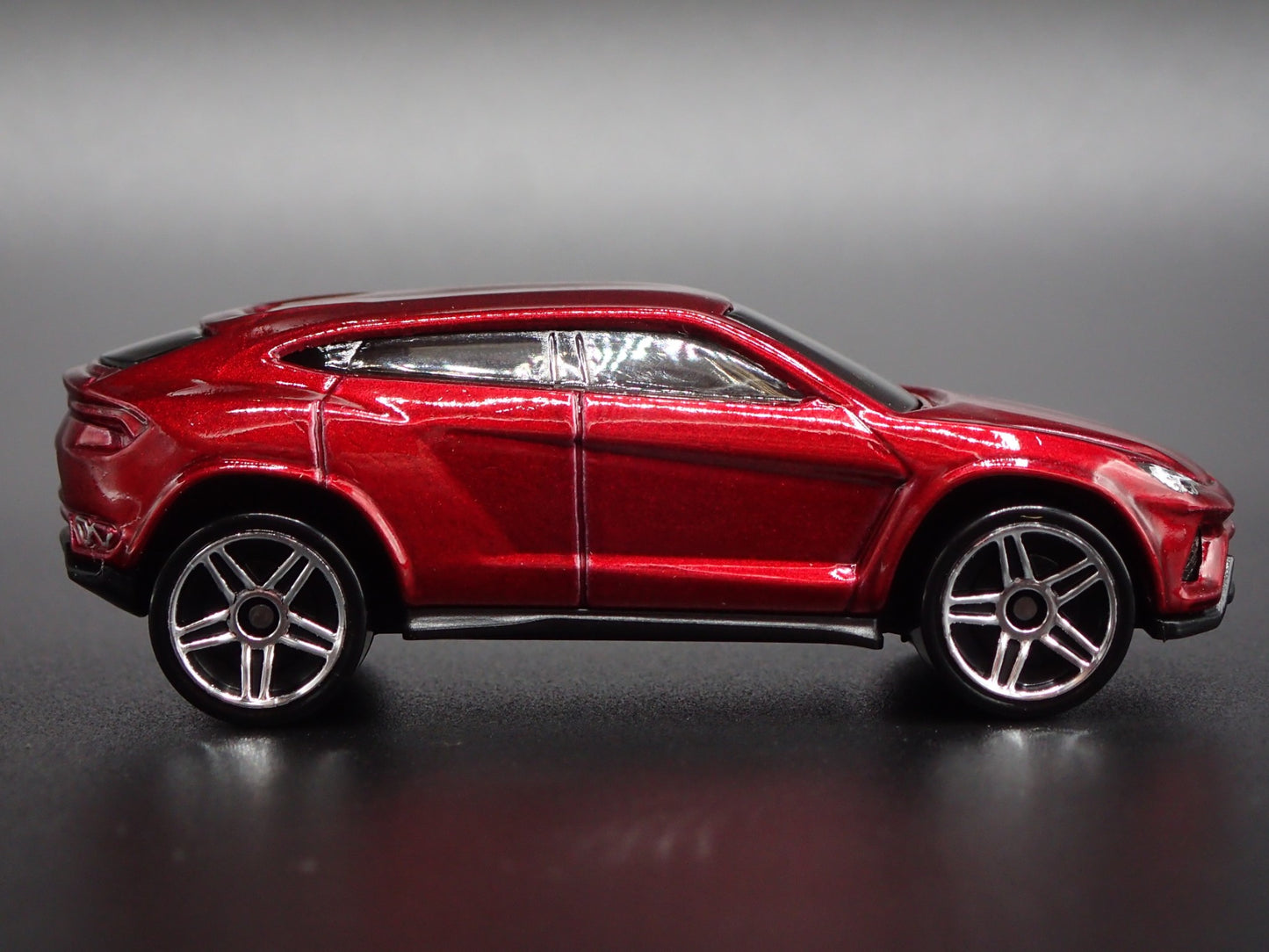 2018-2025 LAMBORGHINI URUS SUV 1:64 SCALE COLLECTIBLE DIORAMA DIECAST MODEL CAR