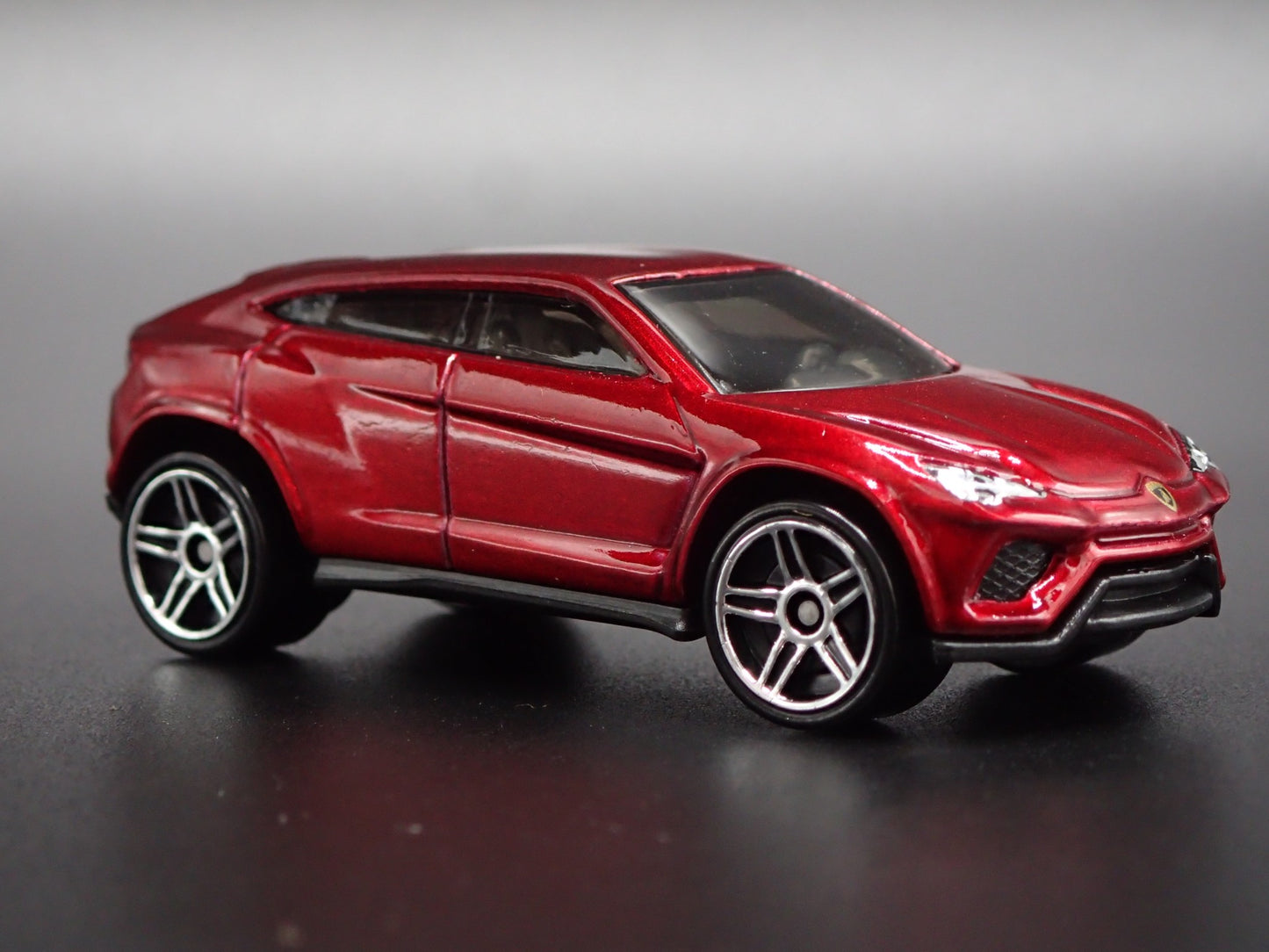 2018-2025 LAMBORGHINI URUS SUV 1:64 SCALE COLLECTIBLE DIORAMA DIECAST MODEL CAR
