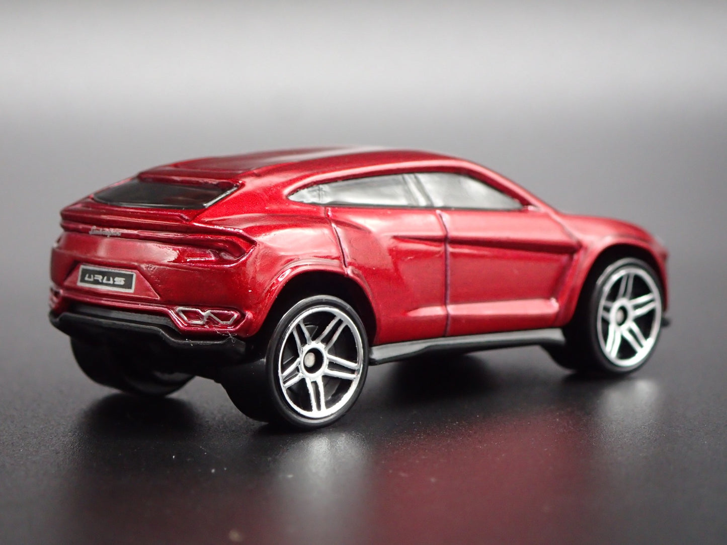 2018-2025 LAMBORGHINI URUS SUV 1:64 SCALE COLLECTIBLE DIORAMA DIECAST MODEL CAR