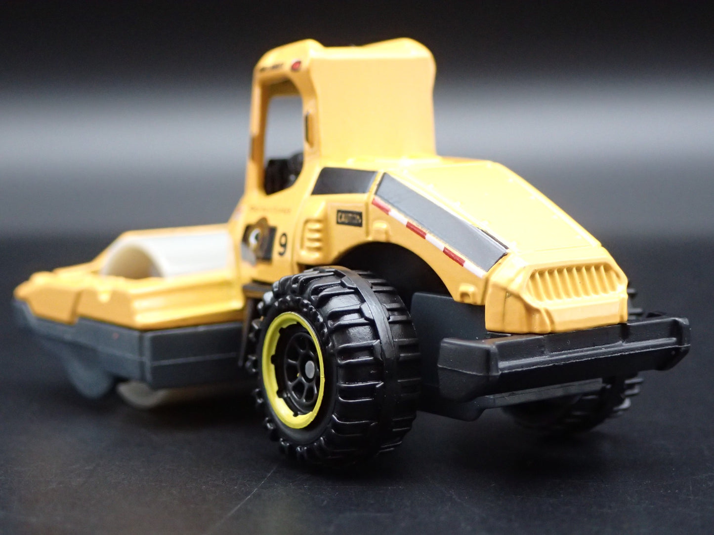 CONSTRUCTION ROAD ROLLER YELLOW 1:64 SCALE COLLECTIBLE DIORAMA DIECAST MODEL CAR