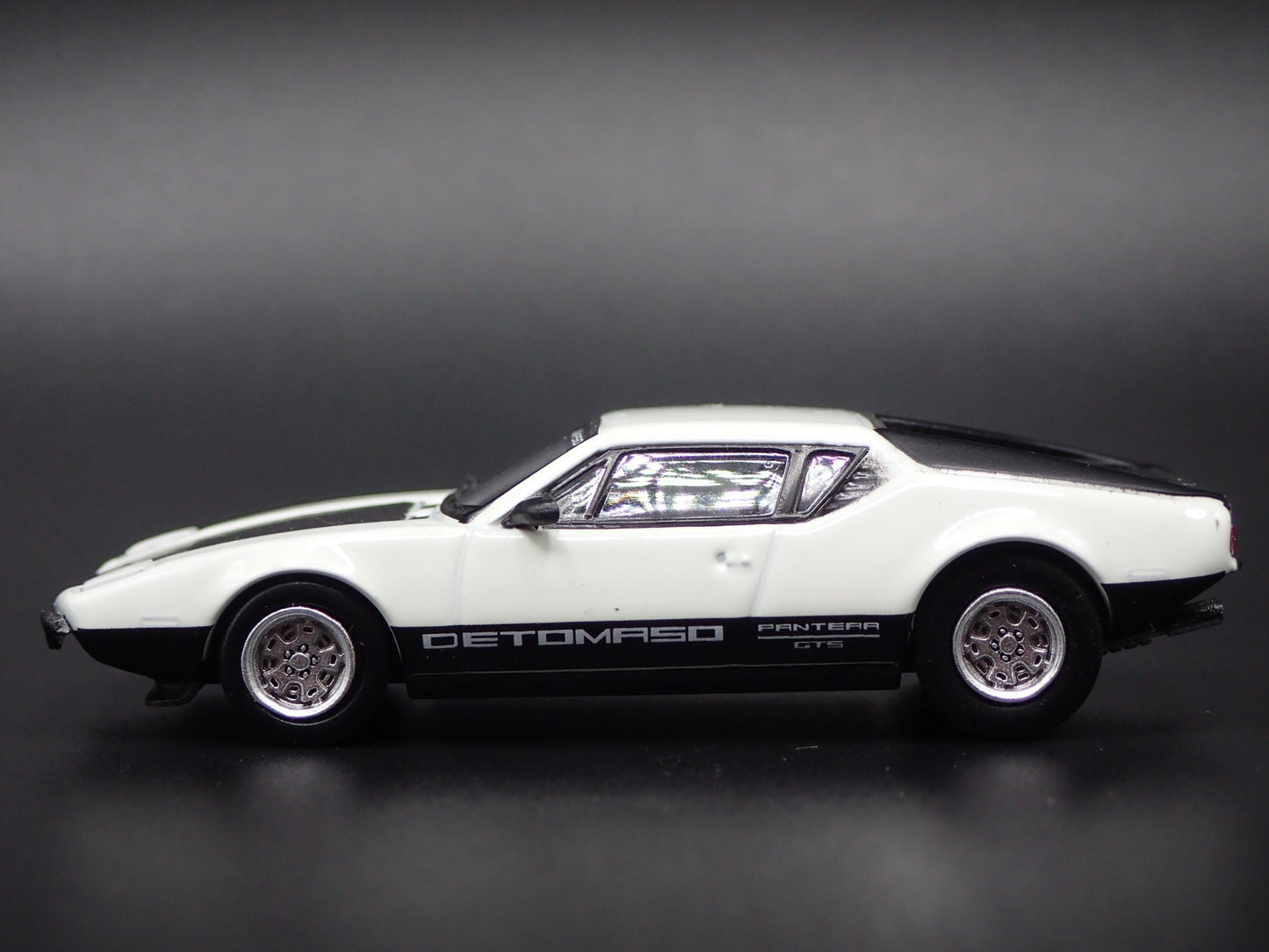 1972 72 DE TOMASO PANTERA WHITE 1:64 SCALE COLLECTIBLE DIORAMA DIECAST MODEL CAR