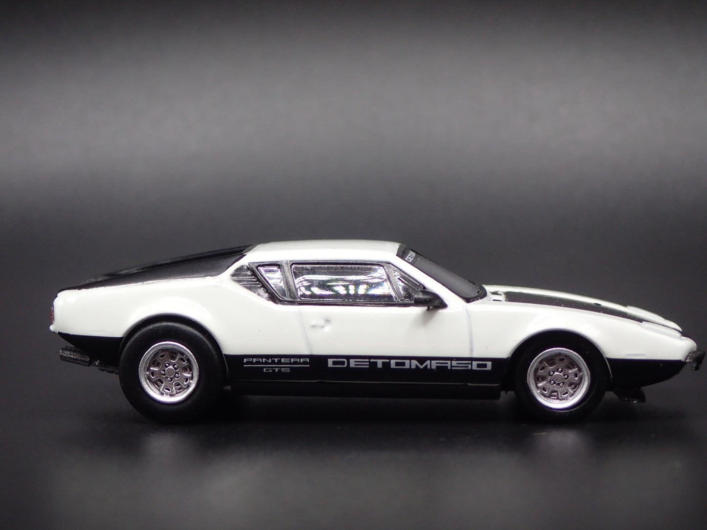 1972 72 DE TOMASO PANTERA WHITE 1:64 SCALE COLLECTIBLE DIORAMA DIECAST MODEL CAR