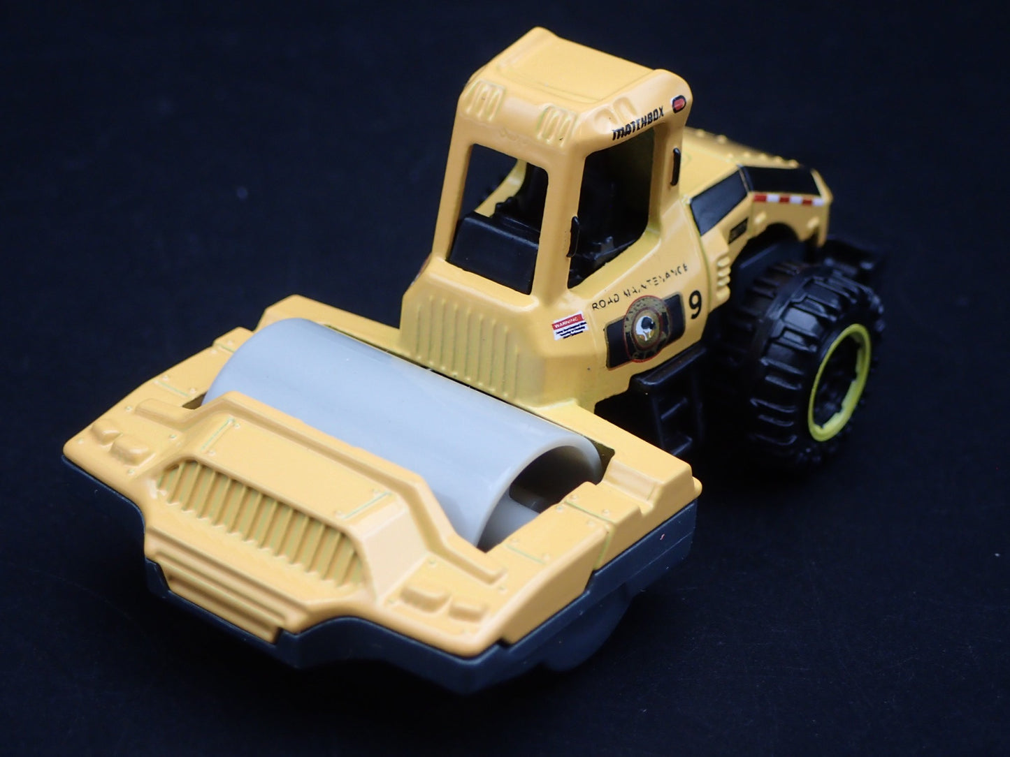 CONSTRUCTION ROAD ROLLER YELLOW 1:64 SCALE COLLECTIBLE DIORAMA DIECAST MODEL CAR