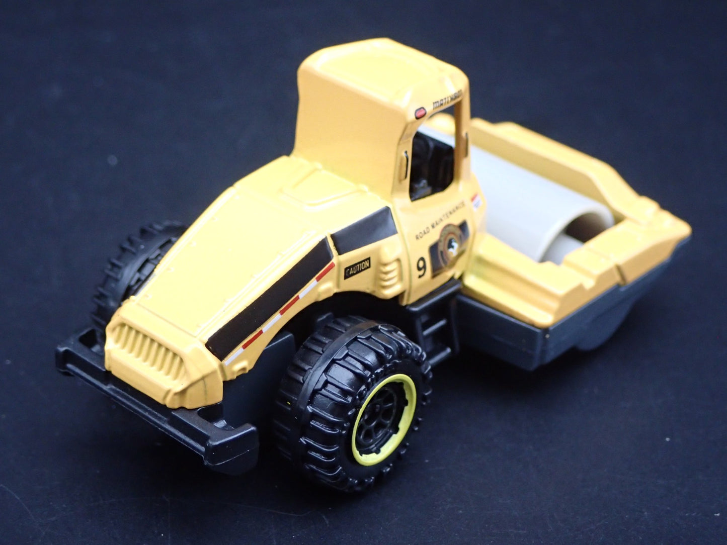 CONSTRUCTION ROAD ROLLER YELLOW 1:64 SCALE COLLECTIBLE DIORAMA DIECAST MODEL CAR