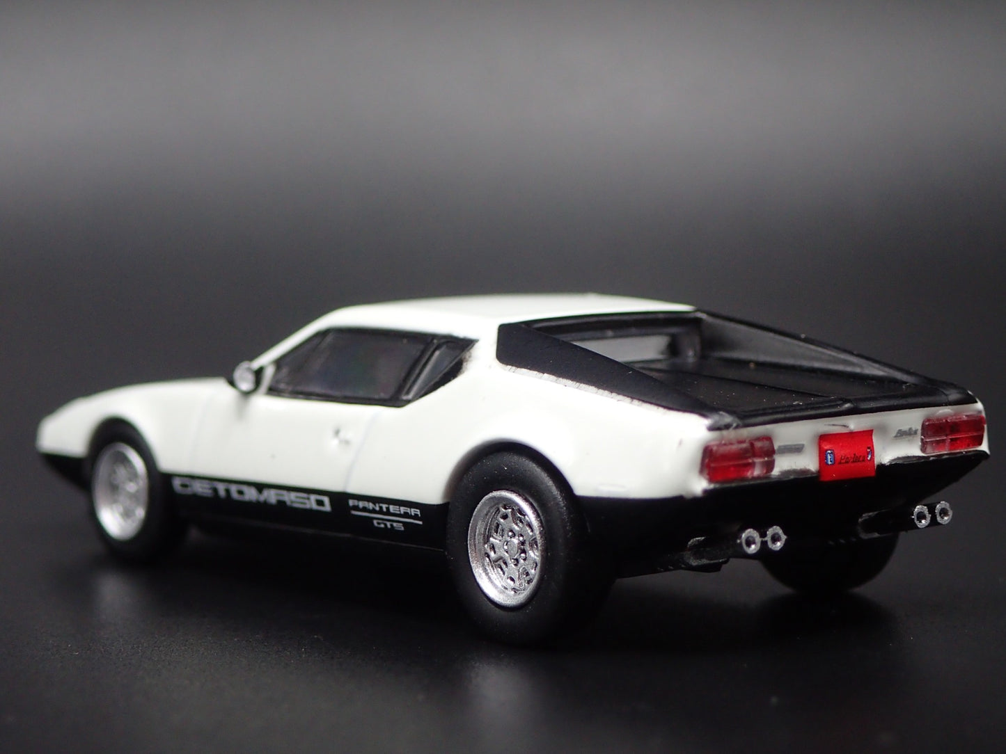 1972 72 DE TOMASO PANTERA WHITE 1:64 SCALE COLLECTIBLE DIORAMA DIECAST MODEL CAR