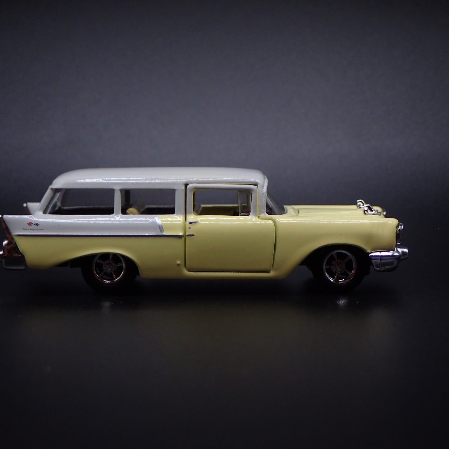 1957 57 CHEVY CHEVROLET HANDYMAN STATION WAGON 1:64 SCALE DIECAST MODEL CAR
