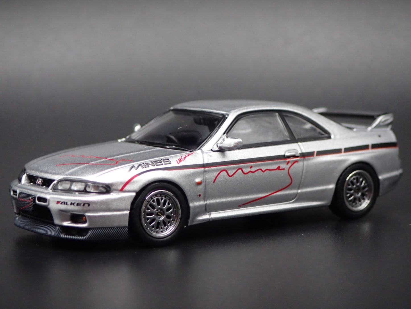 1993-1998 NISSAN SKYLINE GTR R33 MINES RARE 1:64 SCALE DIORAMA DIECAST MODEL CAR