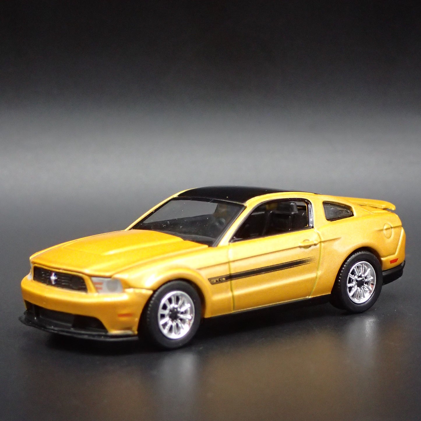 2012 12 FORD MUSTANG GT/CS 1/64 SCALE COLLECTIBLE DIORAMA DIECAST MODEL CAR