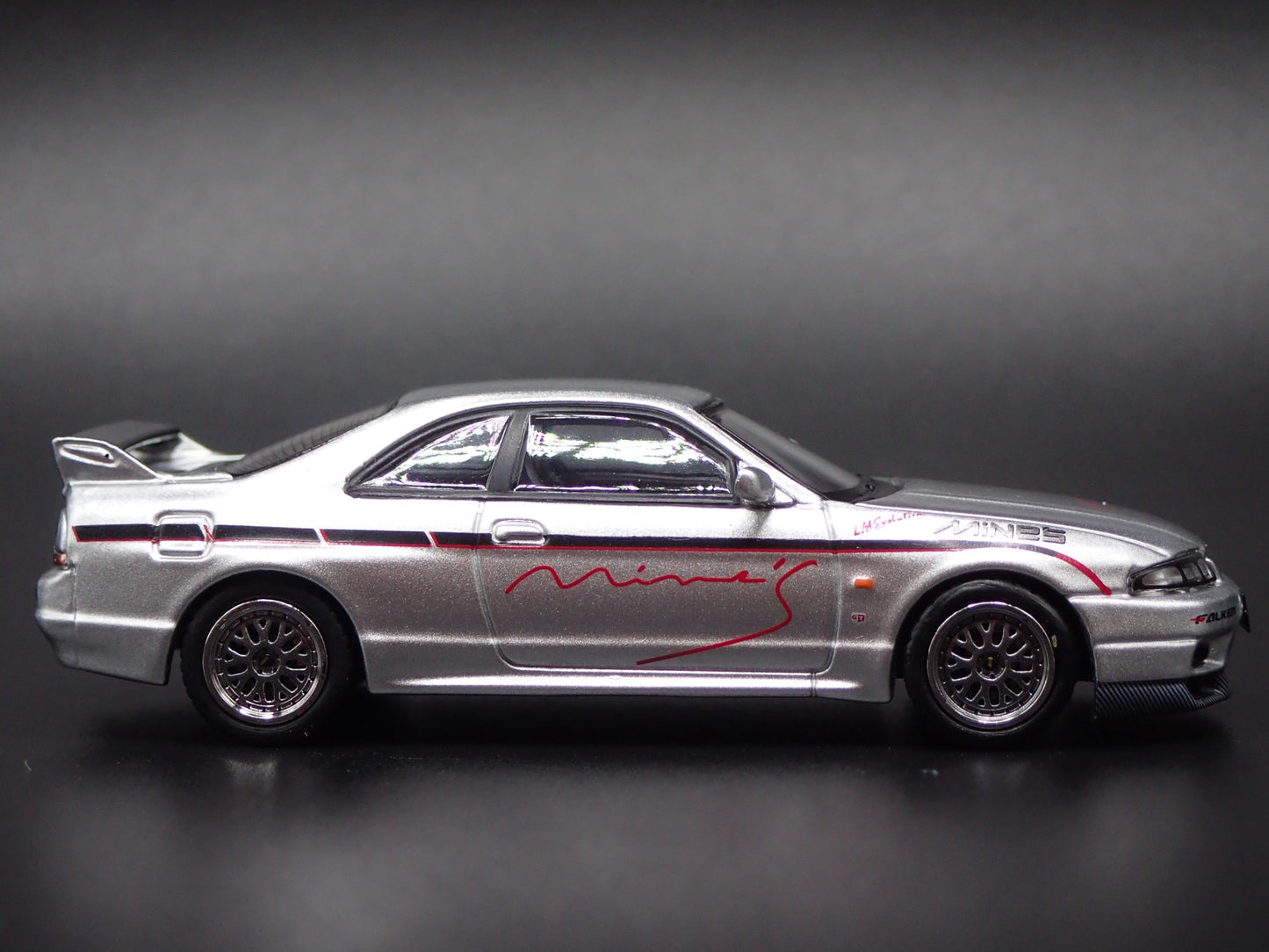1993-1998 NISSAN SKYLINE GTR R33 MINES RARE 1:64 SCALE DIORAMA DIECAST MODEL CAR