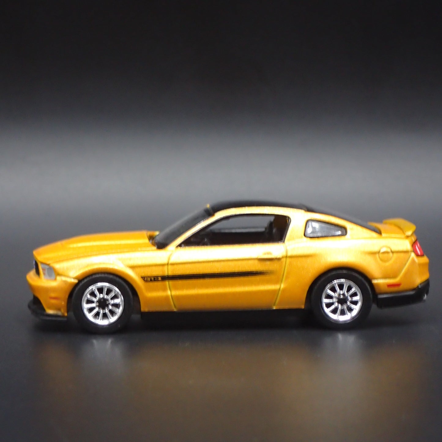 2012 12 FORD MUSTANG GT/CS 1/64 SCALE COLLECTIBLE DIORAMA DIECAST MODEL CAR