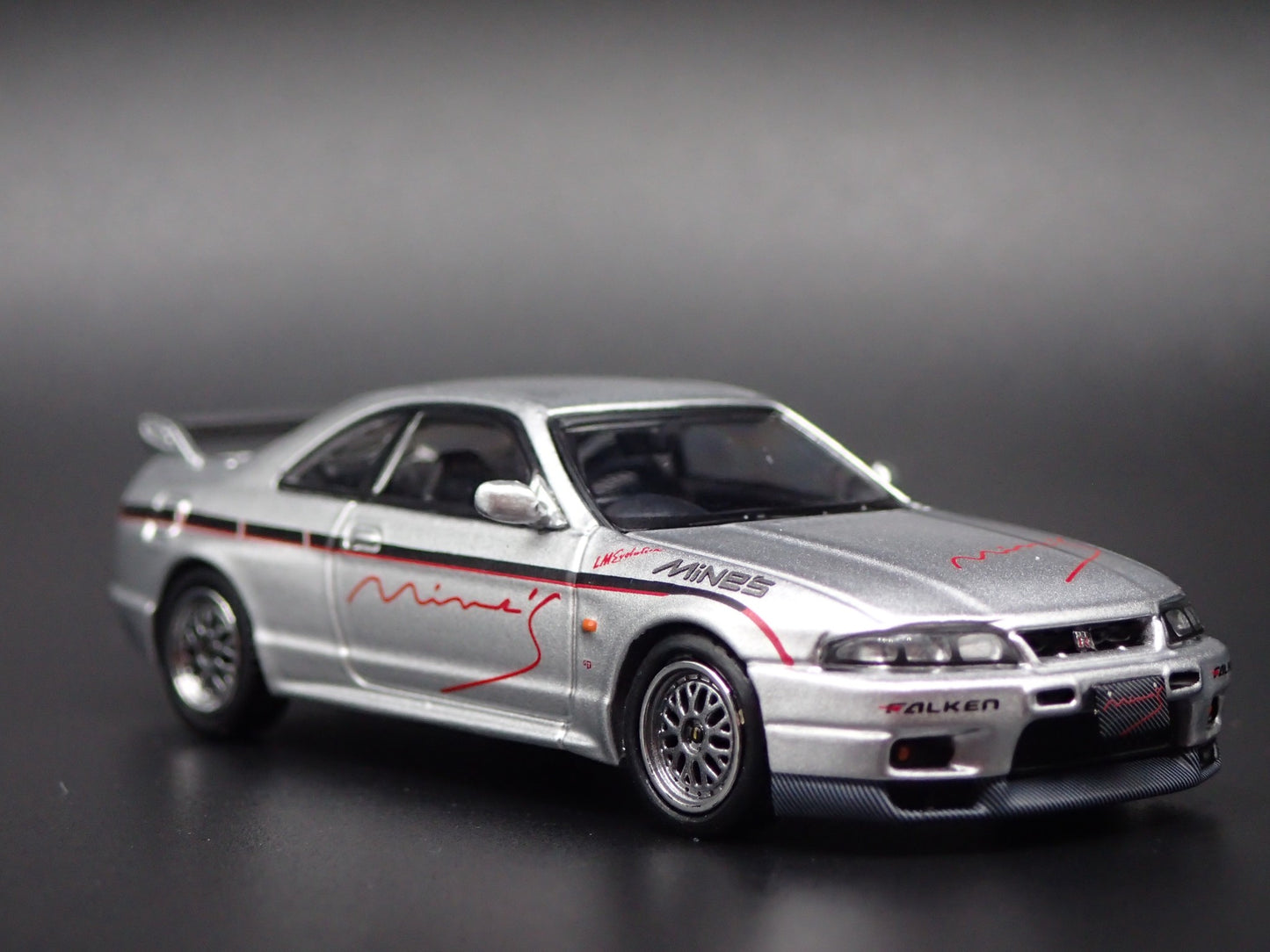 1993-1998 NISSAN SKYLINE GTR R33 MINES RARE 1:64 SCALE DIORAMA DIECAST MODEL CAR