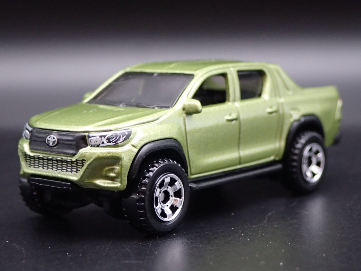 2015-2025 TOYOTA HILUX PICKUP TRUCK GREEN 1/64 SCALE DIORAMA DIECAST MODEL CAR