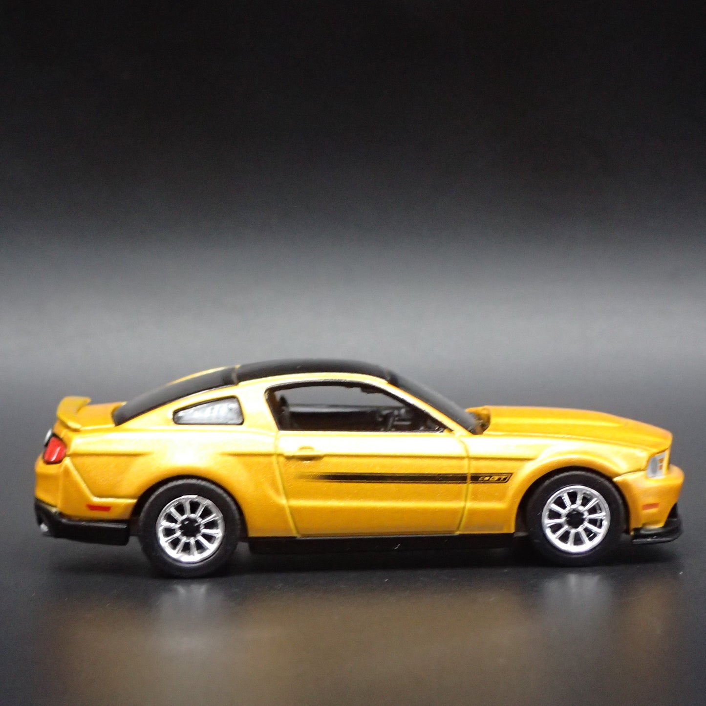 2012 12 FORD MUSTANG GT/CS 1/64 SCALE COLLECTIBLE DIORAMA DIECAST MODEL CAR