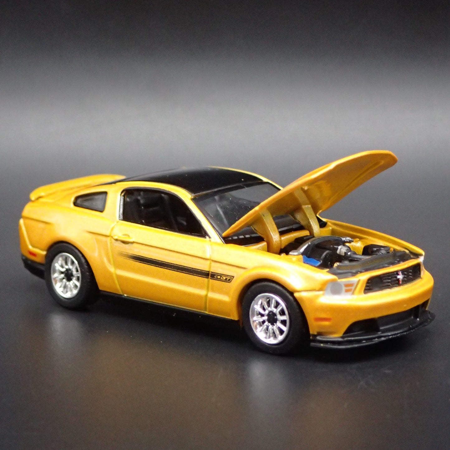 2012 12 FORD MUSTANG GT/CS 1/64 SCALE COLLECTIBLE DIORAMA DIECAST MODEL CAR