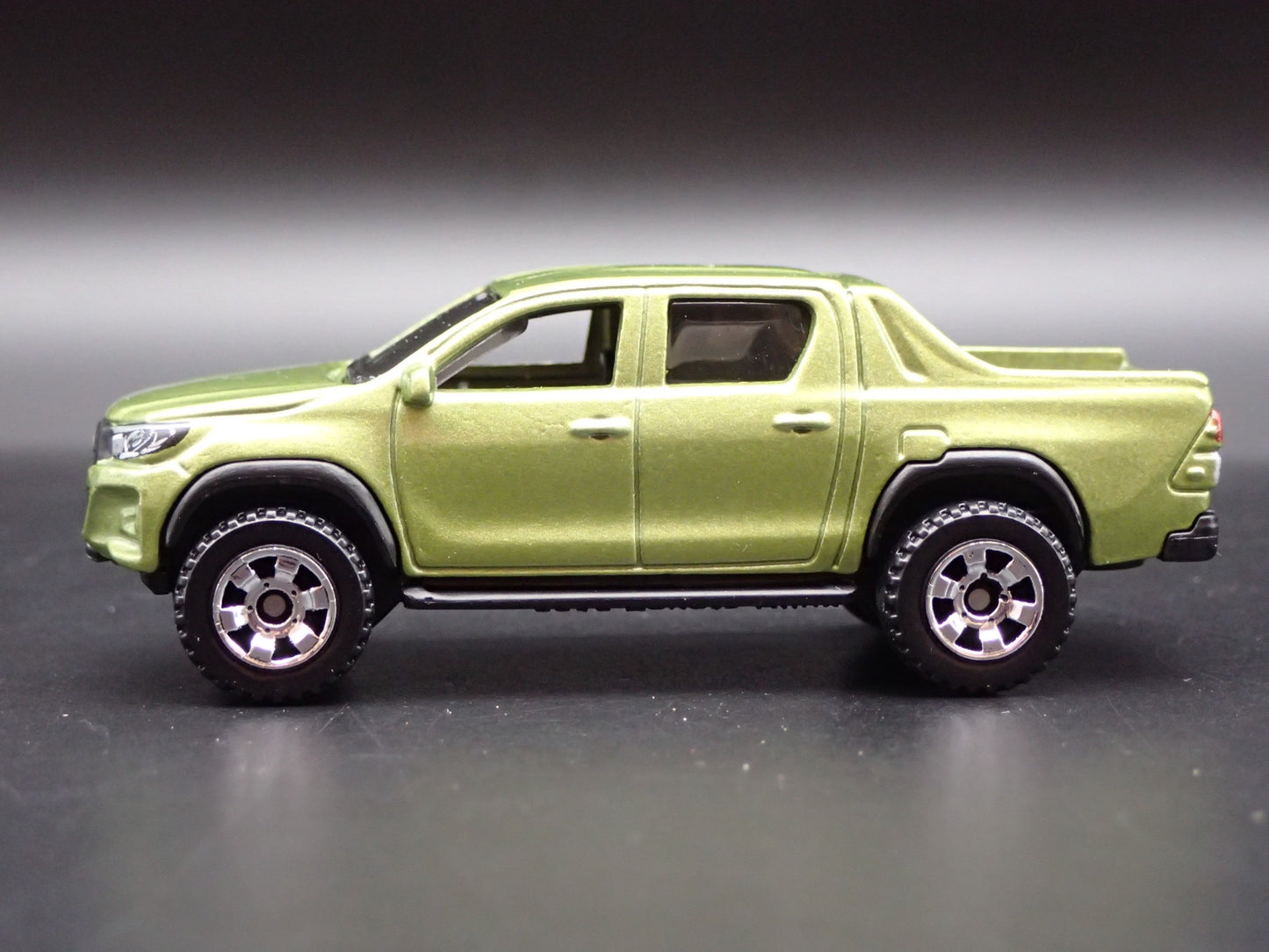 2015-2025 TOYOTA HILUX PICKUP TRUCK GREEN 1/64 SCALE DIORAMA DIECAST MODEL CAR