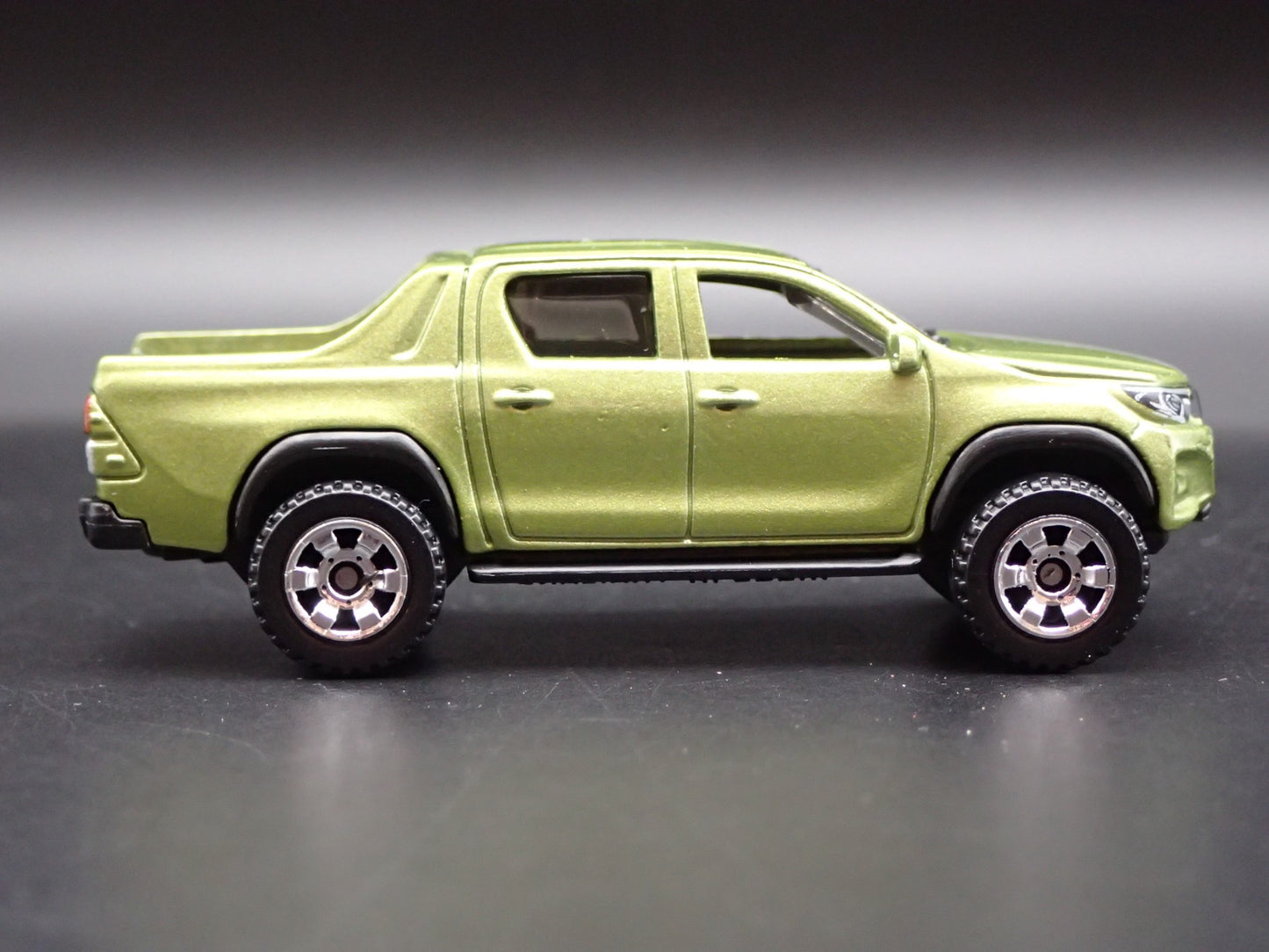 2015-2025 TOYOTA HILUX PICKUP TRUCK GREEN 1/64 SCALE DIORAMA DIECAST MODEL CAR