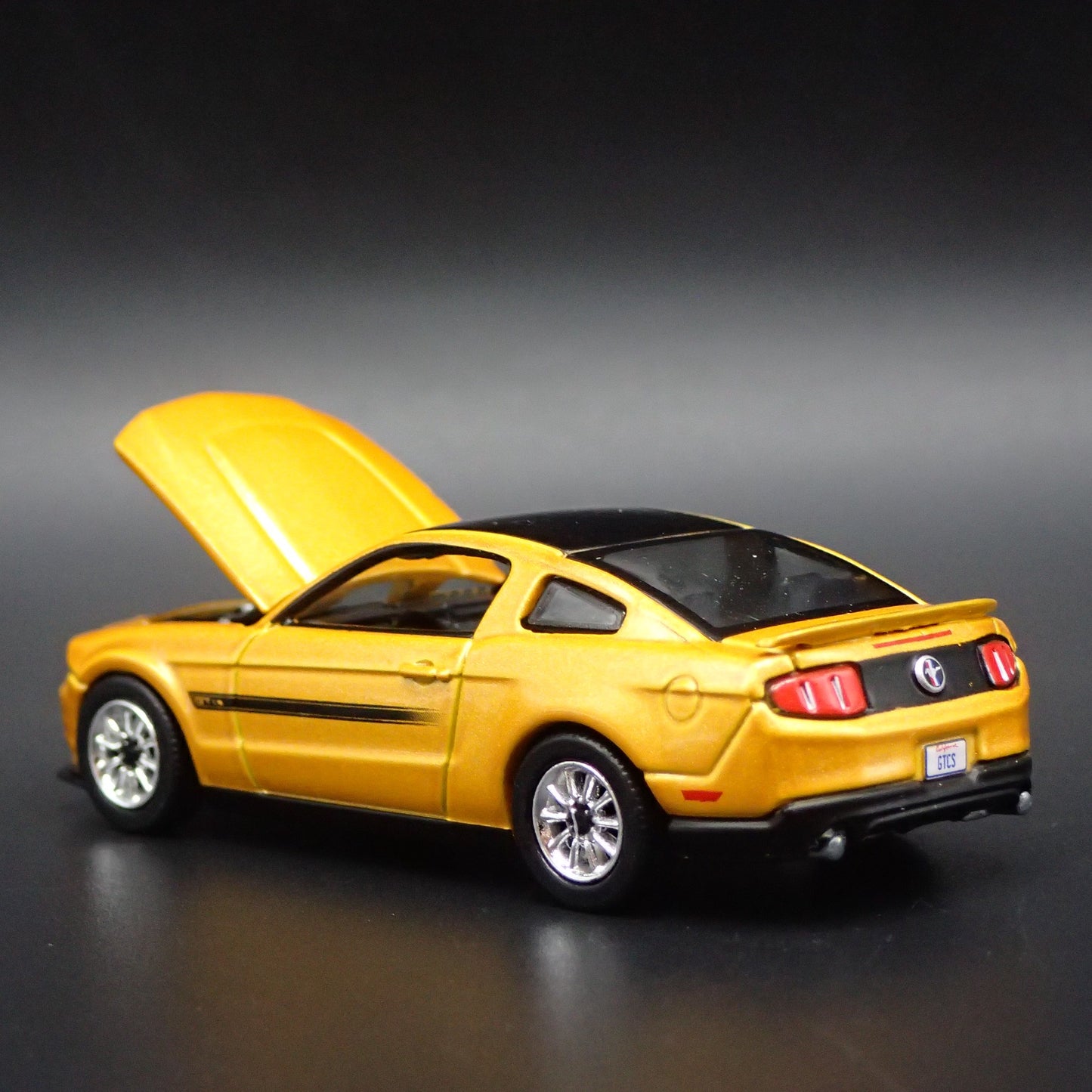2012 12 FORD MUSTANG GT/CS 1/64 SCALE COLLECTIBLE DIORAMA DIECAST MODEL CAR