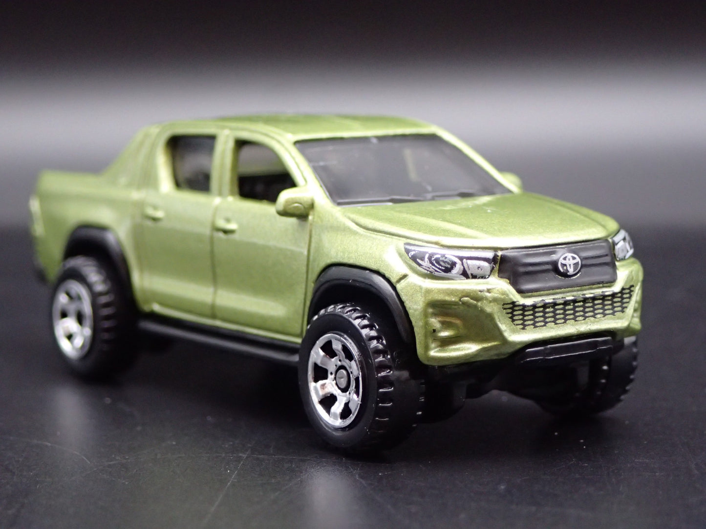 2015-2025 TOYOTA HILUX PICKUP TRUCK GREEN 1/64 SCALE DIORAMA DIECAST MODEL CAR