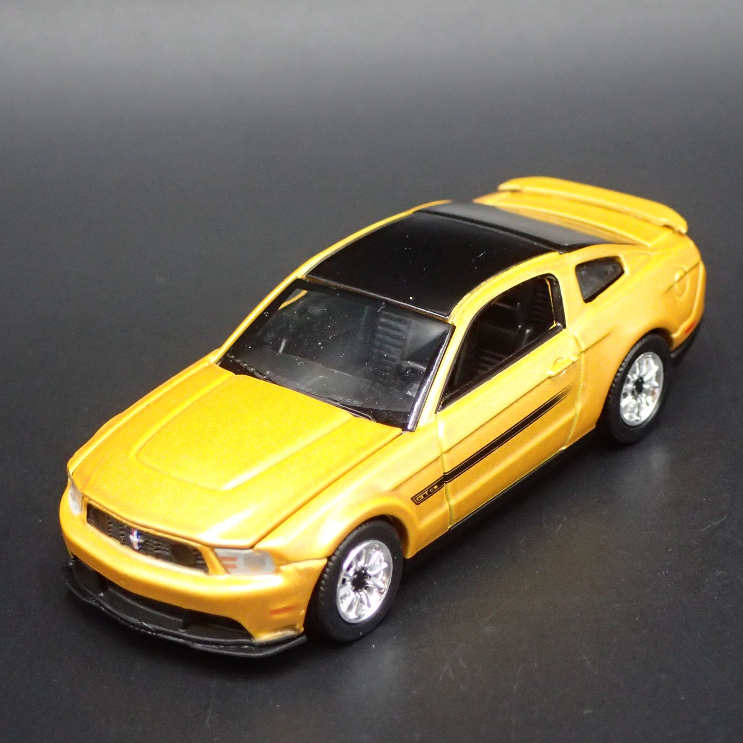 2012 12 FORD MUSTANG GT/CS 1/64 SCALE COLLECTIBLE DIORAMA DIECAST MODEL CAR