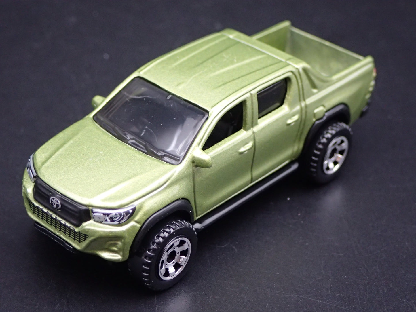 2015-2025 TOYOTA HILUX PICKUP TRUCK GREEN 1/64 SCALE DIORAMA DIECAST MODEL CAR