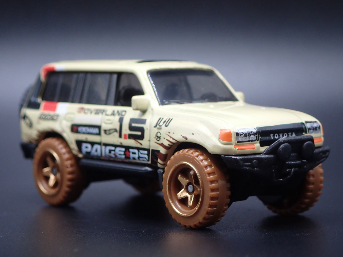 1990-1998 TOYOTA LAND CRUISER 80 TAN 1/64 SCALE DIORAMA DIECAST MODEL CAR
