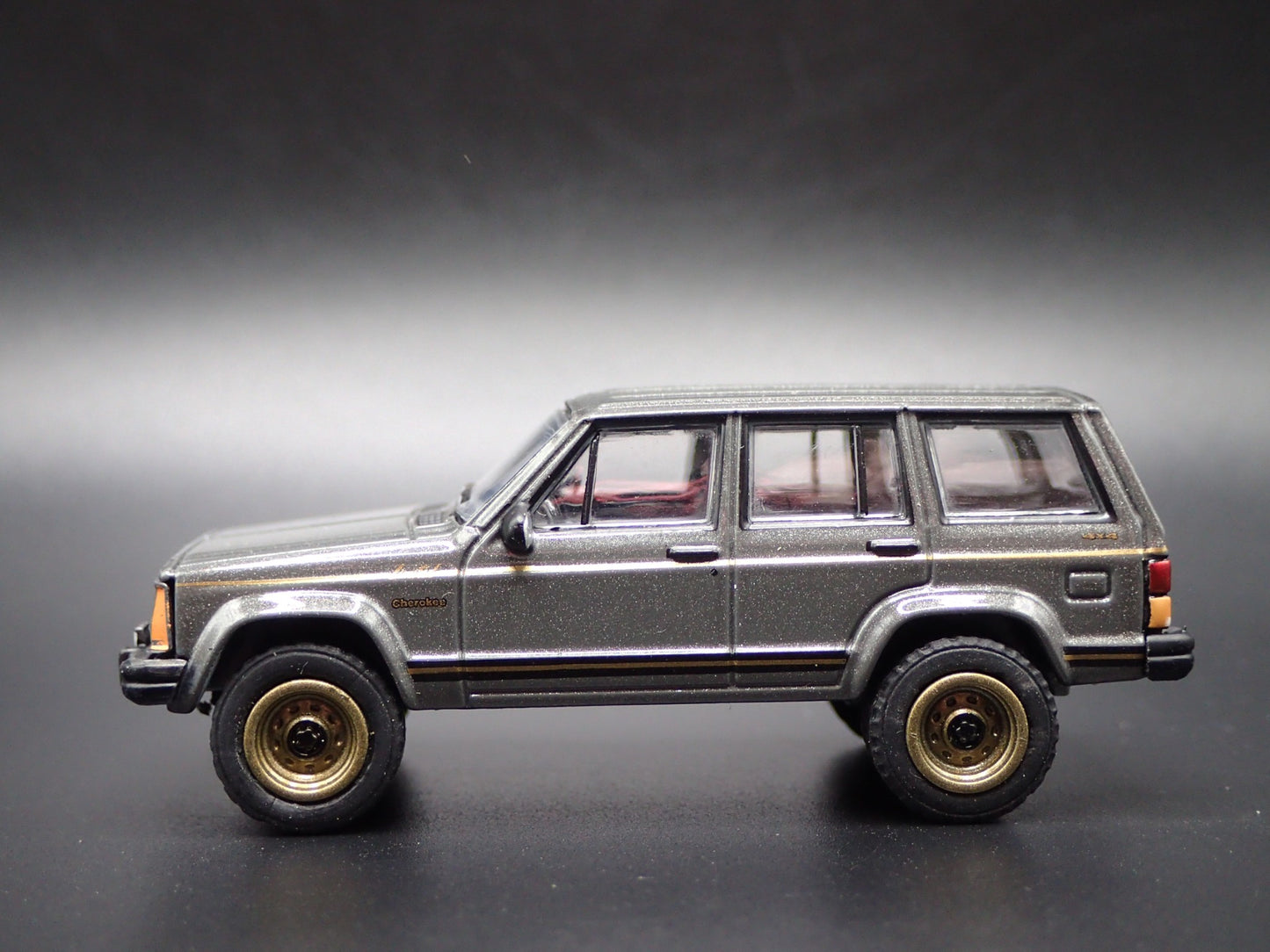 1984-2001 JEEP CHEROKEE LIMITED XJ 4 DOOR 1:64 SCALE DIORAMA DIECAST MODEL CAR
